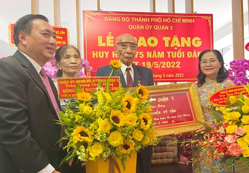 Trao Huy hiệu 75 năm tuổi Đảng cho đồng chí Nguyễn Kỳ Cẩm