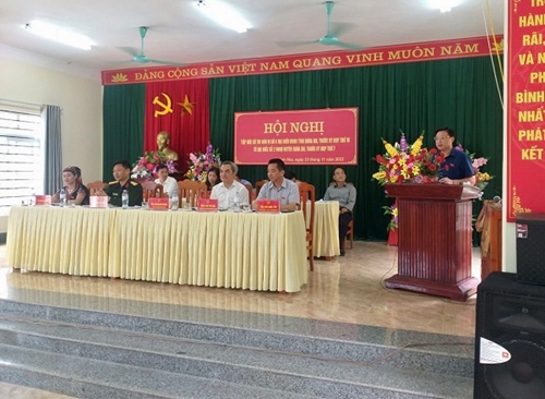Đồng chí Nguyễn Kiều Phương - Chánh Thanh tra tỉnh Yên Bái tiếp xúc cử tri tại huyện Lục Yên