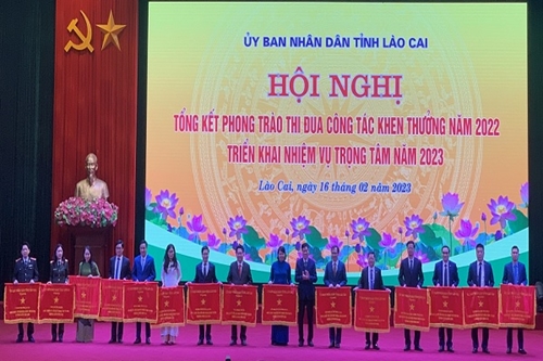 Thanh tra tỉnh Lào Cai đón nhận Cờ thi đua của Chủ tịch UBND tỉnh