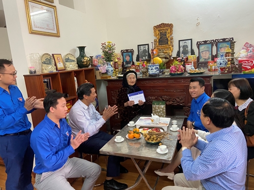 Đoàn Thanh niên Thanh tra Chính phủ tặng quà Mẹ Việt Nam anh hùng tại huyện Thường Tín