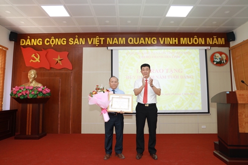 Chánh Thanh tra tỉnh Điện Biên nhận Huy hiệu 30 năm tuổi Đảng