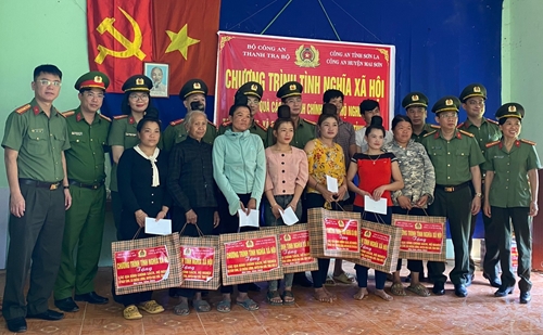 Thanh tra Bộ Công an thăm, tặng quà xã đặc biệt khó khăn tại Sơn La