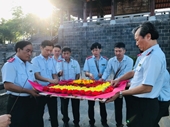 Tổ chức hoạt động tri ân “Đêm hoa đăng” bên bờ sông Thạch Hãn