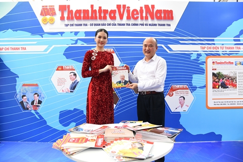 Miss Universe Việt Nam 2023 tham quan gian trưng bày Tạp chí Thanh tra