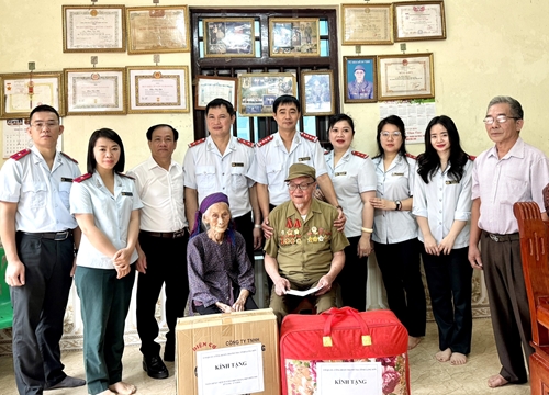 Thanh tra tỉnh Lạng Sơn thăm chiến sĩ Điện Biên