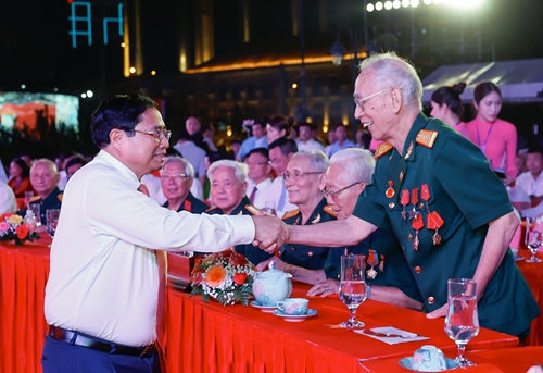 Thủ tướng Phạm Minh Chính tham dự Chương trình Cầu truyền hình “Dưới lá cờ Quyết thắng” kỷ niệm 70 năm Chiến thắng Điện Biên Phủ