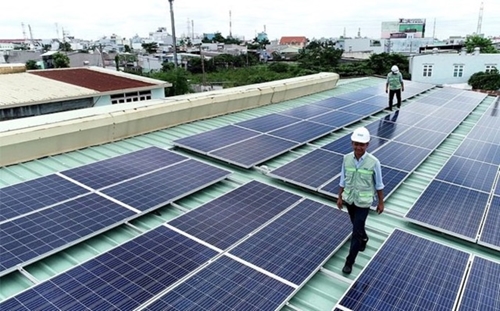Nên khuyến khích bán điện mặt trời mái nhà nhưng có điều kiện