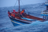 Cảnh sát biển vượt bão trong đêm liên tiếp cứu 2 tàu cá - 18 ngư dân gặp nạn