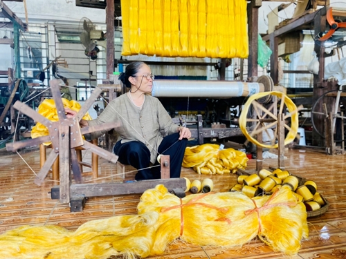 Nghệ nhân Phan Thị Thuận Đưa thương hiệu tơ tằm, tơ sen Việt Nam vươn ra quốc tế